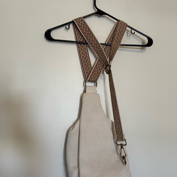 Ah Dorned | Chic Cream Crossbody Bag with Patterned Straps - Picture 9 of 10